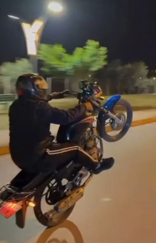 Motosikletle yaptığı şovlar hem ceza yedirdi, hem ehliyetinden etti