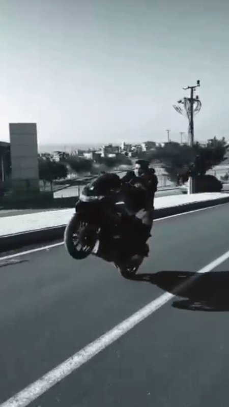 Motosikletle yaptığı şovlar hem ceza yedirdi, hem ehliyetinden etti