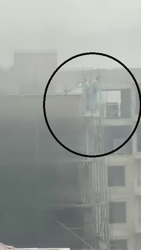 Yangına iskelede yakalanan işçilerin zor anları kamerada