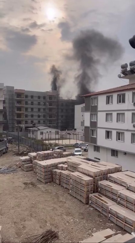 Yangına iskelede yakalanan işçilerin zor anları kamerada