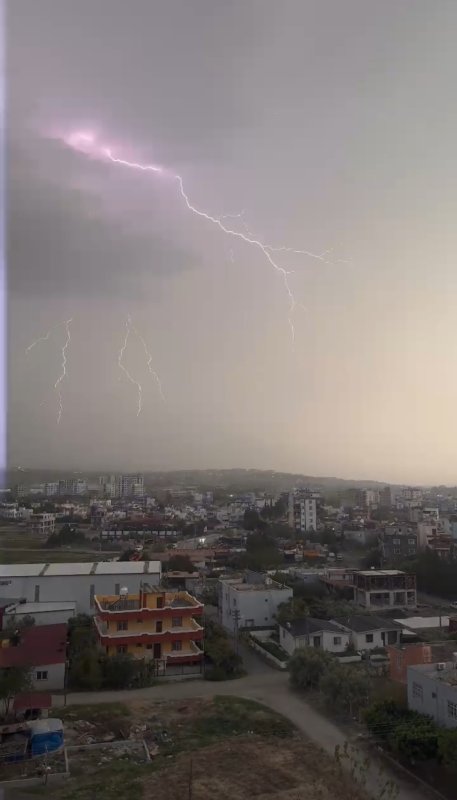 Hatay’da yıldırımın düşme anı kameraya yansıdı