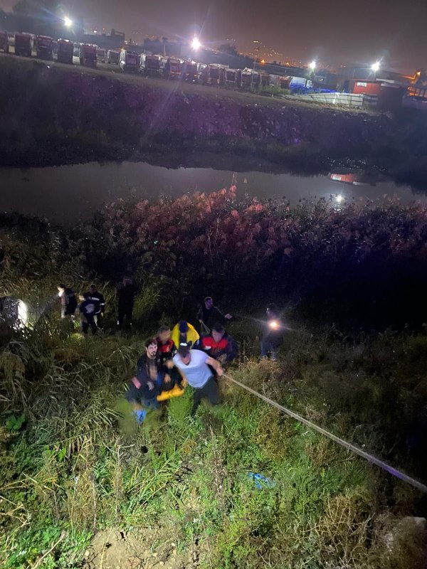 Kaçak göçmen taşıyan otomobil Asi Nehri'ne uçtu: 9 yaralı