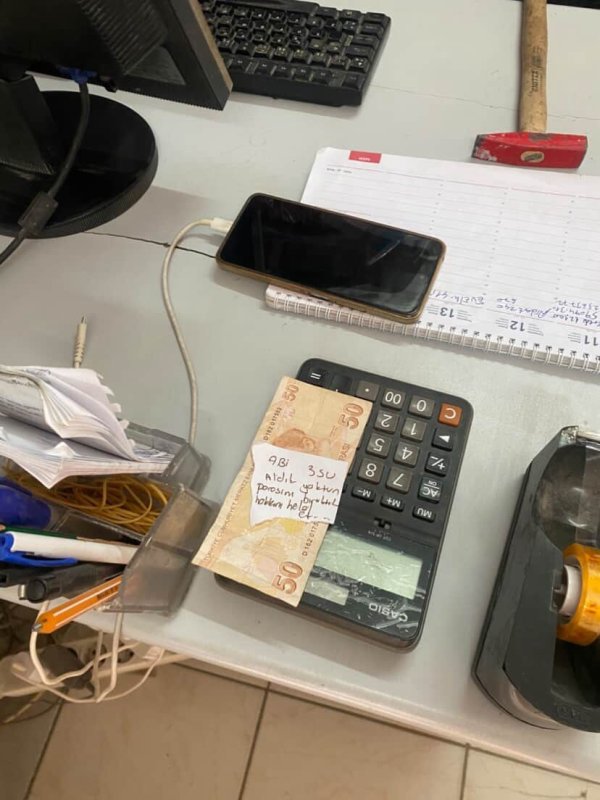 Su alan gençlerin 50 TL ile birlikte bıraktıkları ‘hakkını helal et’ notu esnafı duygulandırdı