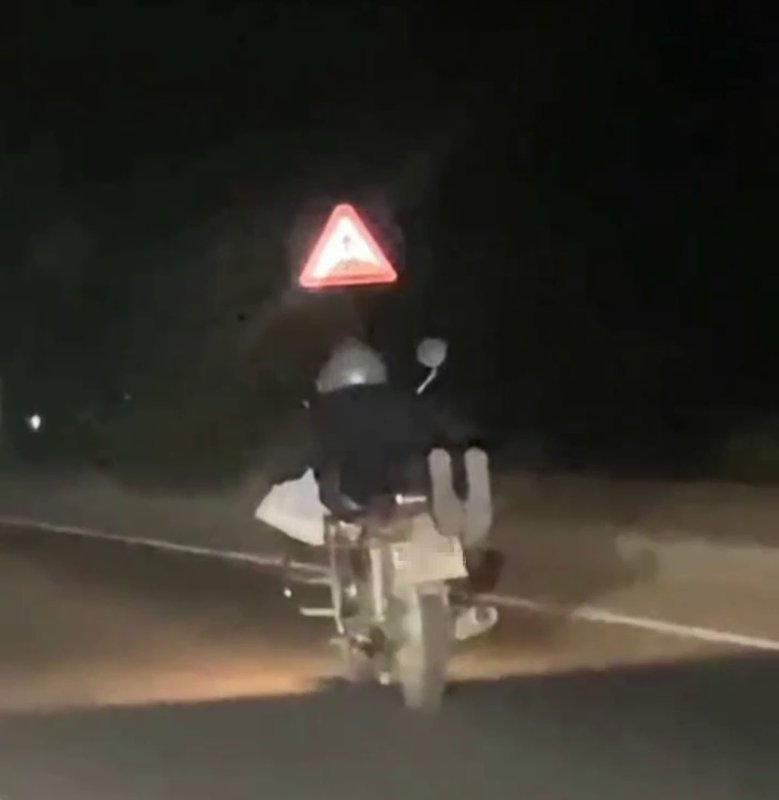 Motosikleti yüzüstü uzanarak kullanan sürücüye 5 bin 146 TL ceza