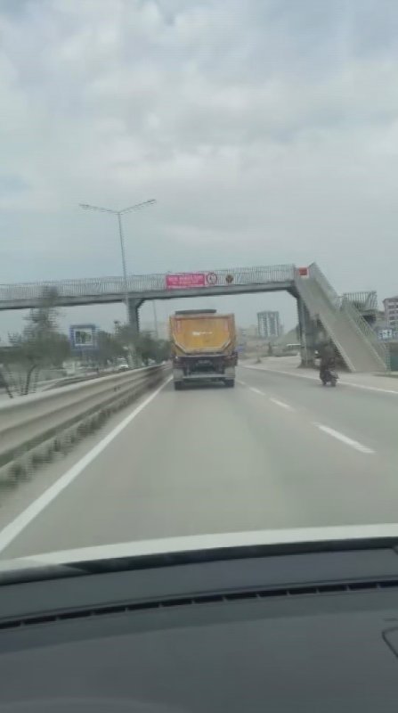 Sol şeritte 100 kilometre hızla ilerleyen hafriyat kamyonu hayrete düşürdü