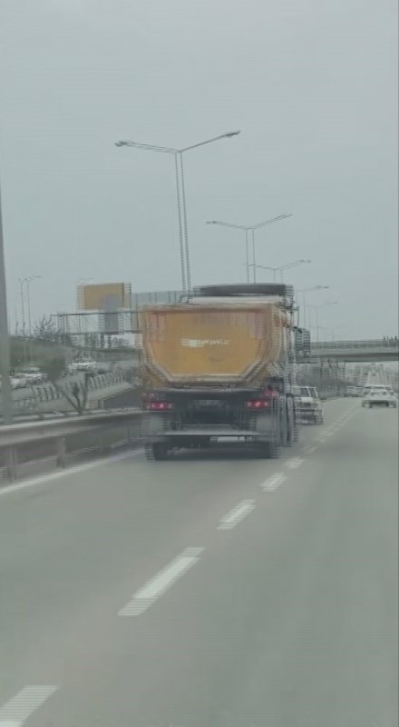 Sol şeritte 100 kilometre hızla ilerleyen hafriyat kamyonu hayrete düşürdü