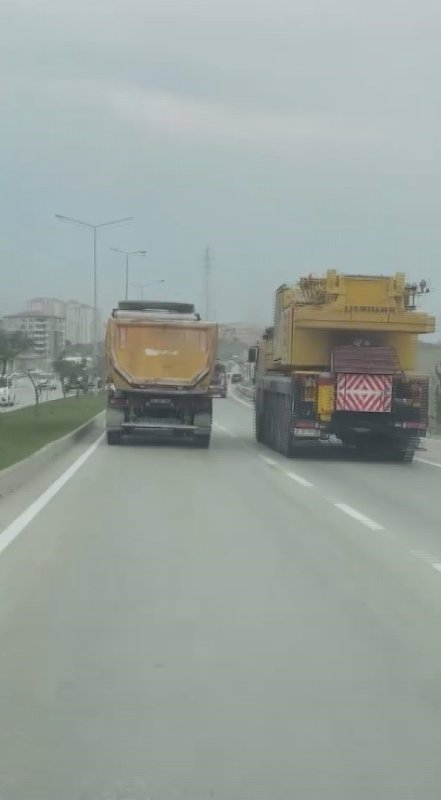 Sol şeritte 100 kilometre hızla ilerleyen hafriyat kamyonu hayrete düşürdü