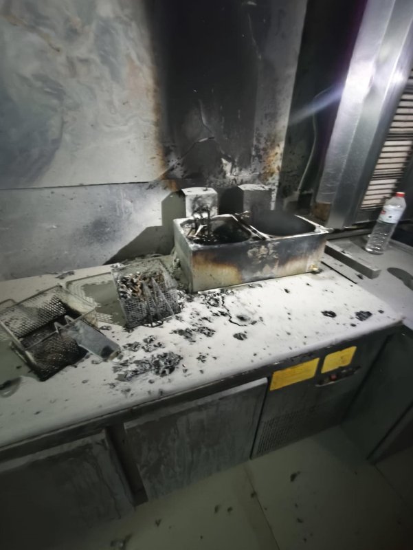 Antakya'da kızartma makinesi alevlere teslim oldu