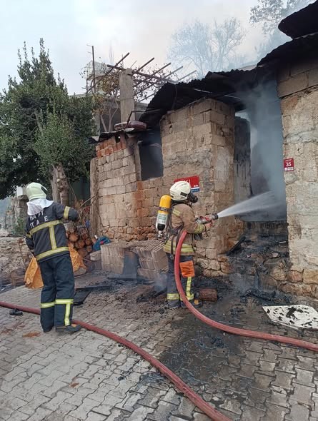 Yayladağı’nda metruk ev yangını (Fotoğraflı) Ogün Aslan HATAY (İHA) - Hatay’da metruk binada çıkan yangın, çevredeki evlere sıçramadan söndürüldü. Yangın, Yayladağı ilçesi Şakşak Mahallesi’nde bulunan metruk bina yangını meydana geldi. İhbar üzerine bölgeye itfaiye ekibi sevk edildi. Yangın, ekiplerin hızlı müdahalesiyle civardaki evlere sıçramadan kısa sürede kontrol altına alındı.