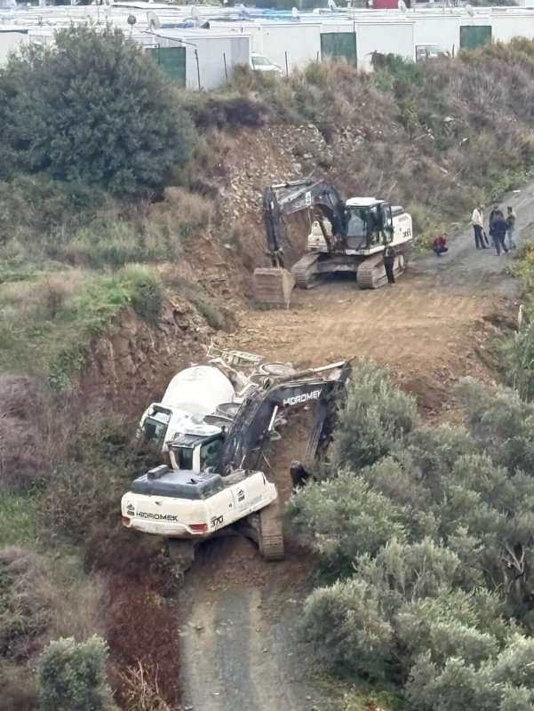Samandağ’da beton mikseri yol kenarına devrildi