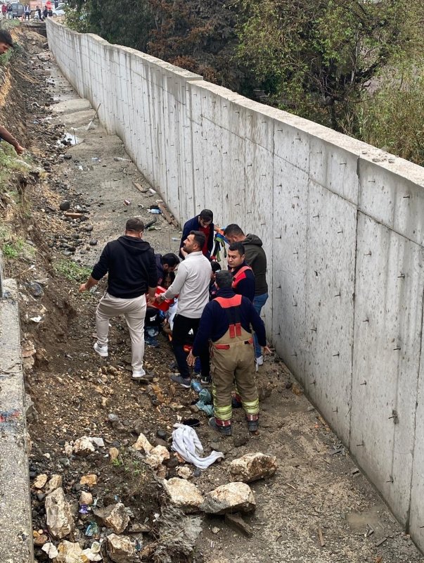 Hafif ticari aracın çarptığı genç kadın, kanala düşerek hayatını kaybetti (Fotoğraflı) Ramazan İlın HATAY (İHA) - Hatay'ın Antakya ilçesinde hafif ticari aracın çarptığı 23 yaşındaki kadın, kanala düşerek hayatını kaybetti. Kaza, Antakya ilçesi Ekinci Mahallesi çevreyolu üzerinden yaşandı. H.K. idaresindeki 27 TM 528 plakalı hafif ticari araç, kontrolden çıkarak yaya 23 yaşındaki Zehra Fındık'a çarptı. Hafif ticari aracın çarpmasıyla Fındık, kanala düşerek ağır yaralandı. Kazayı gören çevredeki vatandaşların ihbarı üzerine olay yerine polis ve ambulans sevk edildi. Kısa sürede bölgeye intikal eden sağlık ekiplerinin ilk müdahalesinin ardından yaralı kadın Hatay Eğitim ve Araştırma Hastanesi'nde kaldırıldı. Fındık, hastanede yapılan tüm müdahalelere rağmen kurtarılamadı.