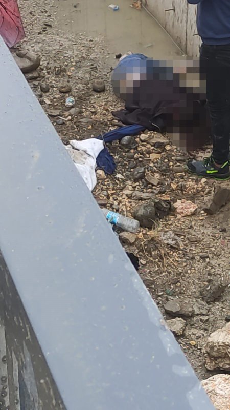 Hafif ticari aracın çarptığı genç kadın, kanala düşerek hayatını kaybetti (Fotoğraflı) Ramazan İlın HATAY (İHA) - Hatay'ın Antakya ilçesinde hafif ticari aracın çarptığı 23 yaşındaki kadın, kanala düşerek hayatını kaybetti. Kaza, Antakya ilçesi Ekinci Mahallesi çevreyolu üzerinden yaşandı. H.K. idaresindeki 27 TM 528 plakalı hafif ticari araç, kontrolden çıkarak yaya 23 yaşındaki Zehra Fındık'a çarptı. Hafif ticari aracın çarpmasıyla Fındık, kanala düşerek ağır yaralandı. Kazayı gören çevredeki vatandaşların ihbarı üzerine olay yerine polis ve ambulans sevk edildi. Kısa sürede bölgeye intikal eden sağlık ekiplerinin ilk müdahalesinin ardından yaralı kadın Hatay Eğitim ve Araştırma Hastanesi'nde kaldırıldı. Fındık, hastanede yapılan tüm müdahalelere rağmen kurtarılamadı.