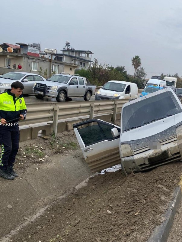 Hafif ticari aracın çarptığı genç kadın, kanala düşerek hayatını kaybetti (Fotoğraflı) Ramazan İlın HATAY (İHA) - Hatay'ın Antakya ilçesinde hafif ticari aracın çarptığı 23 yaşındaki kadın, kanala düşerek hayatını kaybetti. Kaza, Antakya ilçesi Ekinci Mahallesi çevreyolu üzerinden yaşandı. H.K. idaresindeki 27 TM 528 plakalı hafif ticari araç, kontrolden çıkarak yaya 23 yaşındaki Zehra Fındık'a çarptı. Hafif ticari aracın çarpmasıyla Fındık, kanala düşerek ağır yaralandı. Kazayı gören çevredeki vatandaşların ihbarı üzerine olay yerine polis ve ambulans sevk edildi. Kısa sürede bölgeye intikal eden sağlık ekiplerinin ilk müdahalesinin ardından yaralı kadın Hatay Eğitim ve Araştırma Hastanesi'nde kaldırıldı. Fındık, hastanede yapılan tüm müdahalelere rağmen kurtarılamadı.