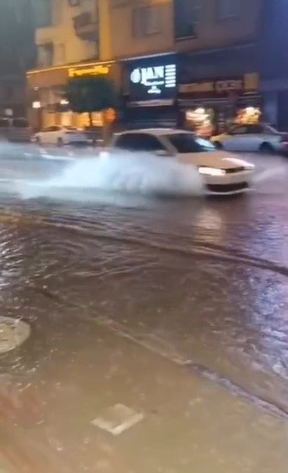 Hatay'da sağanak yağış caddeleri göle çevirdi