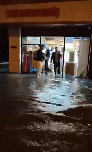 Hatay'da sağanak yağış caddeleri göle çevirdi