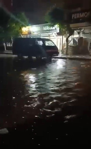 Hatay'da sağanak yağış caddeleri göle çevirdi