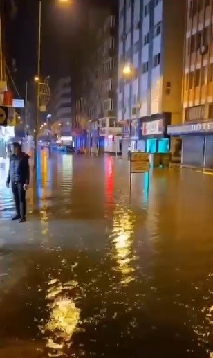 Hatay'da sağanak yağış caddeleri göle çevirdi