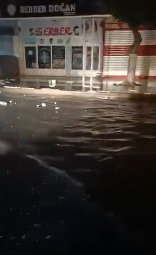 Hatay'da sağanak yağış caddeleri göle çevirdi