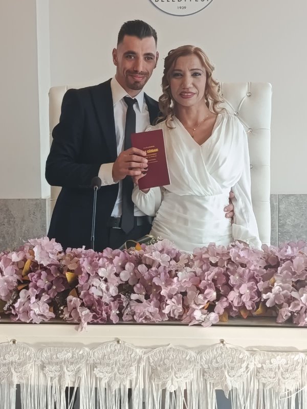 Depremde enkazdan kurtarılan Sezgin, konteyner kentte komşuları tarafından düzenlenen düğünle dünya evine girdi (Fotoğraflı) Ogün Aslan HATAY (İHA) - Hatay'ın İskenderun ilçesinde depremde enkazdan kurtarılan Recep Sezgin, hayatını sosyal medya üzerinden tanıştığı Seda ile konteyner kentte yapılan düğünle birleştirdi. Maddi imkansızlıklarından ve yakınlarının olmamasından dolayı düğün yapamayan çiftin düğünü konteyner kent içerisinde komşuları tarafından gerçekleştirildi. İskenderun ilçesinde henüz 6 yaşındayken annesini kaybeden ve depremde enkazdan kurtarılan Recep Sezgin, depremden 1 yıl sonra babasını kaybetmesine rağmen sosyal medya üzerinden tanıştığı Seda Sezgin ile mutluluğu yakaladı. Çanakkale'den Hatay'a aşkı için gelen Seda Sezgin de anne ve babasını kaybetmiş. Çiftin düğün hayalini ise yaşadıkları konteyner kentteki depremzede vatandaşlar gerçekleştirdiler. Maddi imkanları olmayan çifte konteyner sakinleri; gelinlik, damatlık, kuaför, makyaj ve organizasyon desteği sağlayarak unutulmaz bir düğün hazırladı. Konteyner kent sakinlerinin dayanışmasıyla gerçekleşen düğünde halaylar çekildi, çiftin mutluluğuna tüm depremzedeler ortak oldu. Yeni yuva kuran Seda ve Recep Sezgin çifti, zorlu süreçlerin ardından umut dolu bir başlangıç yaptı. "Sevdiğim için Hatay'a geldim, herkes bize destek oldu" Aşkı için Hatay'a taşındığını söyleyen Seda Sezgin, kendilerine gösterilen dayanışma için teşekkür ederek "Recep'le sosyal medyada tanıştık, zamanla birbirimize aşık olduk. Ailem olmadığı için düğün hazırlığında zorlanacaktım ama konteynerde herkes bize destek oldu. Bir abla saç ve makyajımı yaptı, gelinlik ve organizasyon hazırlandı. Çok güzel bir düğün yaşadık. Buraya ilk geldiğimde alışamam sanıyordum ama eşimin sayesinde alıştım. Şimdi çok mutluyuz" dedi. "Hiçbir şey beklemedik ama herkes elinden geleni yaptı" Depremden sağ kurtulan Recep Sezgin ise zor günlerin ardından mutluluğa kavuşmanın sevincini yaşadığını belirterek "Sosyal medyada tanıştık, zamanla birbirimize aşık olduk. Ailem yok, Seda'nın da ailesi yoktu ama burada herkes bize sahip çıktı. Hiçbir şey talep etmedik ama kendi istekleriyle para takanlar bile oldu. Çok güzel bir düğün organizasyonu yaptılar. Eşim sayesinde hayata yeniden tutundum. Şu anda iş arıyorum, fırıncılık yapıyorum. İnsanların desteğini unutmayacağız" ifadelerini kuldu.