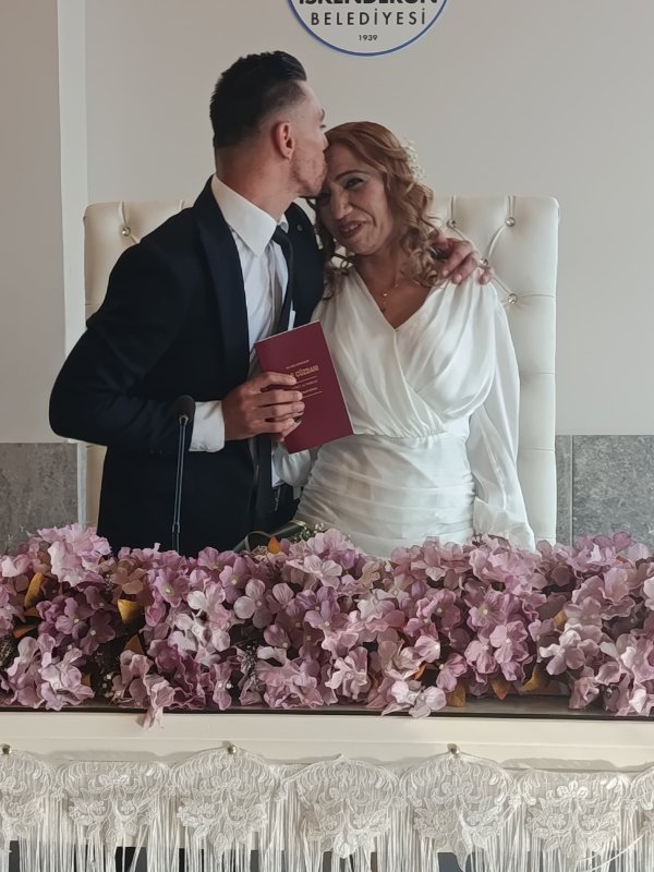 Depremde enkazdan kurtarılan Sezgin, konteyner kentte komşuları tarafından düzenlenen düğünle dünya evine girdi (Fotoğraflı) Ogün Aslan HATAY (İHA) - Hatay'ın İskenderun ilçesinde depremde enkazdan kurtarılan Recep Sezgin, hayatını sosyal medya üzerinden tanıştığı Seda ile konteyner kentte yapılan düğünle birleştirdi. Maddi imkansızlıklarından ve yakınlarının olmamasından dolayı düğün yapamayan çiftin düğünü konteyner kent içerisinde komşuları tarafından gerçekleştirildi. İskenderun ilçesinde henüz 6 yaşındayken annesini kaybeden ve depremde enkazdan kurtarılan Recep Sezgin, depremden 1 yıl sonra babasını kaybetmesine rağmen sosyal medya üzerinden tanıştığı Seda Sezgin ile mutluluğu yakaladı. Çanakkale'den Hatay'a aşkı için gelen Seda Sezgin de anne ve babasını kaybetmiş. Çiftin düğün hayalini ise yaşadıkları konteyner kentteki depremzede vatandaşlar gerçekleştirdiler. Maddi imkanları olmayan çifte konteyner sakinleri; gelinlik, damatlık, kuaför, makyaj ve organizasyon desteği sağlayarak unutulmaz bir düğün hazırladı. Konteyner kent sakinlerinin dayanışmasıyla gerçekleşen düğünde halaylar çekildi, çiftin mutluluğuna tüm depremzedeler ortak oldu. Yeni yuva kuran Seda ve Recep Sezgin çifti, zorlu süreçlerin ardından umut dolu bir başlangıç yaptı. "Sevdiğim için Hatay'a geldim, herkes bize destek oldu" Aşkı için Hatay'a taşındığını söyleyen Seda Sezgin, kendilerine gösterilen dayanışma için teşekkür ederek "Recep'le sosyal medyada tanıştık, zamanla birbirimize aşık olduk. Ailem olmadığı için düğün hazırlığında zorlanacaktım ama konteynerde herkes bize destek oldu. Bir abla saç ve makyajımı yaptı, gelinlik ve organizasyon hazırlandı. Çok güzel bir düğün yaşadık. Buraya ilk geldiğimde alışamam sanıyordum ama eşimin sayesinde alıştım. Şimdi çok mutluyuz" dedi. "Hiçbir şey beklemedik ama herkes elinden geleni yaptı" Depremden sağ kurtulan Recep Sezgin ise zor günlerin ardından mutluluğa kavuşmanın sevincini yaşadığını belirterek "Sosyal medyada tanıştık, zamanla birbirimize aşık olduk. Ailem yok, Seda'nın da ailesi yoktu ama burada herkes bize sahip çıktı. Hiçbir şey talep etmedik ama kendi istekleriyle para takanlar bile oldu. Çok güzel bir düğün organizasyonu yaptılar. Eşim sayesinde hayata yeniden tutundum. Şu anda iş arıyorum, fırıncılık yapıyorum. İnsanların desteğini unutmayacağız" ifadelerini kuldu.