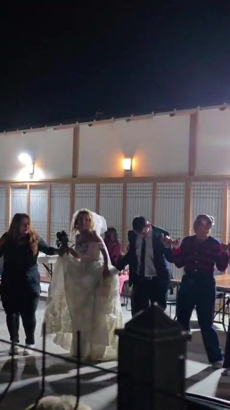 Depremde enkazdan kurtarılan Sezgin, konteyner kentte komşuları tarafından düzenlenen düğünle dünya evine girdi (Fotoğraflı) Ogün Aslan HATAY (İHA) - Hatay'ın İskenderun ilçesinde depremde enkazdan kurtarılan Recep Sezgin, hayatını sosyal medya üzerinden tanıştığı Seda ile konteyner kentte yapılan düğünle birleştirdi. Maddi imkansızlıklarından ve yakınlarının olmamasından dolayı düğün yapamayan çiftin düğünü konteyner kent içerisinde komşuları tarafından gerçekleştirildi. İskenderun ilçesinde henüz 6 yaşındayken annesini kaybeden ve depremde enkazdan kurtarılan Recep Sezgin, depremden 1 yıl sonra babasını kaybetmesine rağmen sosyal medya üzerinden tanıştığı Seda Sezgin ile mutluluğu yakaladı. Çanakkale'den Hatay'a aşkı için gelen Seda Sezgin de anne ve babasını kaybetmiş. Çiftin düğün hayalini ise yaşadıkları konteyner kentteki depremzede vatandaşlar gerçekleştirdiler. Maddi imkanları olmayan çifte konteyner sakinleri; gelinlik, damatlık, kuaför, makyaj ve organizasyon desteği sağlayarak unutulmaz bir düğün hazırladı. Konteyner kent sakinlerinin dayanışmasıyla gerçekleşen düğünde halaylar çekildi, çiftin mutluluğuna tüm depremzedeler ortak oldu. Yeni yuva kuran Seda ve Recep Sezgin çifti, zorlu süreçlerin ardından umut dolu bir başlangıç yaptı. "Sevdiğim için Hatay'a geldim, herkes bize destek oldu" Aşkı için Hatay'a taşındığını söyleyen Seda Sezgin, kendilerine gösterilen dayanışma için teşekkür ederek "Recep'le sosyal medyada tanıştık, zamanla birbirimize aşık olduk. Ailem olmadığı için düğün hazırlığında zorlanacaktım ama konteynerde herkes bize destek oldu. Bir abla saç ve makyajımı yaptı, gelinlik ve organizasyon hazırlandı. Çok güzel bir düğün yaşadık. Buraya ilk geldiğimde alışamam sanıyordum ama eşimin sayesinde alıştım. Şimdi çok mutluyuz" dedi. "Hiçbir şey beklemedik ama herkes elinden geleni yaptı" Depremden sağ kurtulan Recep Sezgin ise zor günlerin ardından mutluluğa kavuşmanın sevincini yaşadığını belirterek "Sosyal medyada tanıştık, zamanla birbirimize aşık olduk. Ailem yok, Seda'nın da ailesi yoktu ama burada herkes bize sahip çıktı. Hiçbir şey talep etmedik ama kendi istekleriyle para takanlar bile oldu. Çok güzel bir düğün organizasyonu yaptılar. Eşim sayesinde hayata yeniden tutundum. Şu anda iş arıyorum, fırıncılık yapıyorum. İnsanların desteğini unutmayacağız" ifadelerini kuldu.