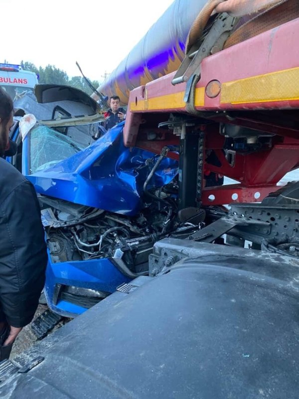 Otomobil, demir boru yüklü tırla çarpıştı: 2 yaralı