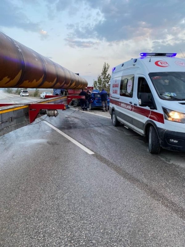 Otomobil, demir boru yüklü tırla çarpıştı: 2 yaralı