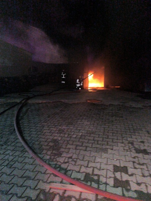 Hatay'da depo alevlere teslim oldu