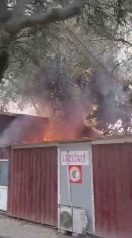 Alevlere teslim olan prefabrik yapı kullanılmaz hale geldi (Fotoğraflı) Ramazan İlın HATAY (İHA) - Hatay’ın Defne ilçesinde prefabrik yapıda çıkan yangın, itfaiye ekipleri tarafından söndürüldü. Yangın, Defne ilçesi Akdeniz Mahallesi’nde yaşandı. Mahallede bulunan ve bir sendika tarafından ofis olarak prefabrik yapıda yangın çıktı. Yangının kısa sürede büyüdüğü yapı alevlere teslim oldu. Yangını gören çevredekilerin 112 Acil Çağrı Merkezi’ne bildirilmesi üzerine olay yerine itfaiye ekipleri sevk edildi. Kısa sürede bölgeye intikal eden Hatay Büyükşehir Belediyesine bağlı itfaiye ekipleri yangına müdahale ederek söndürdü. Çıkan yangından dolayı prefabrik ofis kullanılamaz hale geldi.