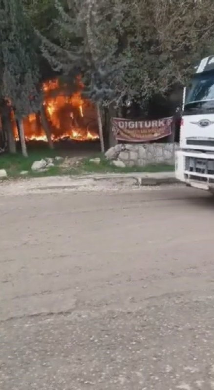Alevlere teslim olan prefabrik yapı kullanılmaz hale geldi (Fotoğraflı) Ramazan İlın HATAY (İHA) - Hatay’ın Defne ilçesinde prefabrik yapıda çıkan yangın, itfaiye ekipleri tarafından söndürüldü. Yangın, Defne ilçesi Akdeniz Mahallesi’nde yaşandı. Mahallede bulunan ve bir sendika tarafından ofis olarak prefabrik yapıda yangın çıktı. Yangının kısa sürede büyüdüğü yapı alevlere teslim oldu. Yangını gören çevredekilerin 112 Acil Çağrı Merkezi’ne bildirilmesi üzerine olay yerine itfaiye ekipleri sevk edildi. Kısa sürede bölgeye intikal eden Hatay Büyükşehir Belediyesine bağlı itfaiye ekipleri yangına müdahale ederek söndürdü. Çıkan yangından dolayı prefabrik ofis kullanılamaz hale geldi.