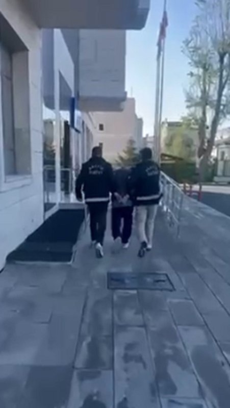 Dolandırıcılık suçundan 59 yıl 9 ay 21 gün kesinleşmiş hapis cezası bulunan şahıs yakalandı (Fotoğraflı) Necati İvgin HATAY (İHA) - Hatay Emniyet Müdürlüğü görevlilerince aranan şahısların yakalanmasına yönelik yapılan çalışmalarda başkasına ait 18 ayrı banka veya kredi kartını izinsiz kullanılması suretiyle yarar sağlama suçundan 59 yıl 9 ay 21 gün kesinleşmiş hapis cezası ve 26 bin 60 TL adli para cezası ile 2 yıldır firari olan B.K. adlı şahıs yapılan operasyonla İstanbul'da yakalanarak gözaltına alındı. Adli mercilere sevk edilen şahıs, tutuklanarak cezaevine sevk edildi.