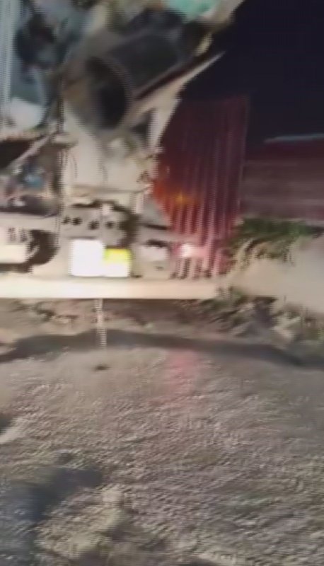 Yola beton döktü, "Benim firmam zengin, cezamızı öderiz" dedi (Fotoğraflı) Ramazan İlın HATAY (İHA) - Hatay'da yolun ortasına beton döken mikser, bir vatandaş tarafından cep telefonu kamerasıyla görüntülendi. Mikser sürücüsünün ‘Benim firmam zengin, cezamızı öderiz. O yüzden bekleyeceksiniz' sözleri ise vatandaşı çileden çıkarttı. Olay, Antakya ilçesi Esenlik Mahallesi'nde yaşandı. Sokak üzerinde duran 31 RN 822 plakalı mikserden yolun ortasına beton döküldü. Mikserden yolun ortasına beton döküldüğünü fark eden Fahri Cihan Kaymakçı, mikser sürücüsüne tepki gösterdi. Kaymakçı'nın cep telefonuyla da kayıt altına aldığı olayda mikser sürücüsü, "Benim firmam zengin, cezamızı öderiz. O yüzden bekleyeceksiniz" sözleriyle çileden çıkarttı. Görüntülerde mikserin yola beton döktüğü ve Kaymakçı'nın mikser sürücüsüyle tartıştığı anlar yer aldı. "Ben mikser beton dökerken videoya aldım ama sürücü umursamadı ve 'Cezamı yerim' dedi" Fahri Cihan Kaymakçı, "Eve gitmek için bir geçiş noktamız var. Sürücünün biri beton mikserini yolun ortasında durdurup beton döktü. Sürücüye 'Yolu açın geçelim' dediğimde ‘Bekleyeceksiniz' diyerek tepki gösterdi. Ben de videoya aldım ama sürücü umursamadı. Sürücü, ‘Benim firmam zengin, cezamızı öderiz. O yüzden bekleyeceksiniz' dedi. Videoda görülüyor sürücü mikserden yolun ortasına boşaltıyor. Arkadan mikserin kapağı açık, oradan beton dökülüyor. Sürücü çok rahattı. Mikser sürücülerine cezai işlem uygulansın veya başka bir çözüm bulunsun" dedi.