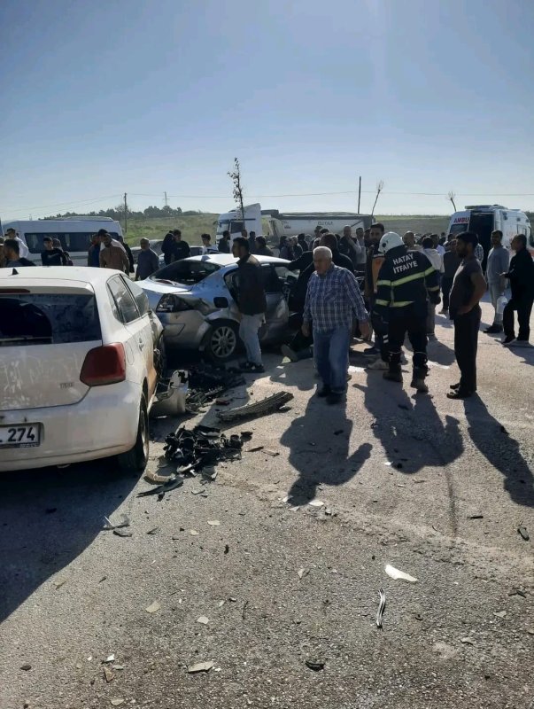 Hatayda 3 otomobil çarpıştı: 7 yaralı