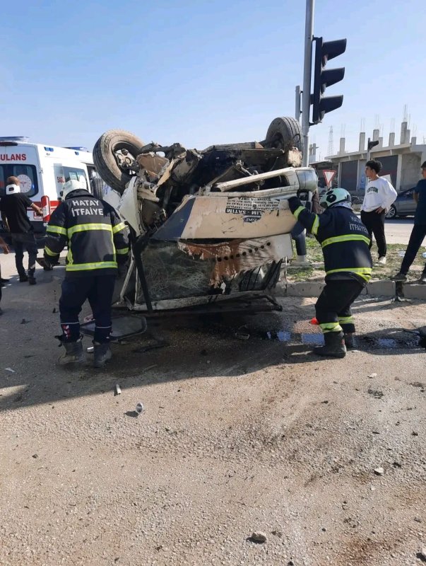 Hatayda 3 otomobil çarpıştı: 7 yaralı