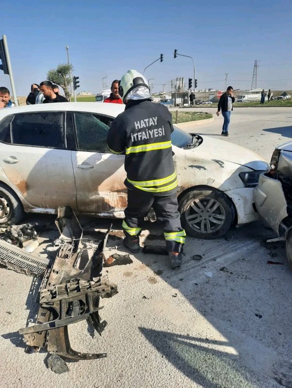 Hatayda 3 otomobil çarpıştı: 7 yaralı