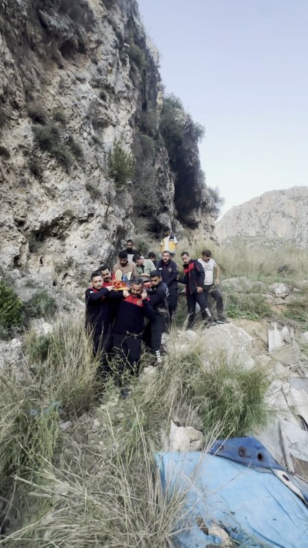 Yürüyüş esnasında kayalıklardan düşen şahıs yaralandı