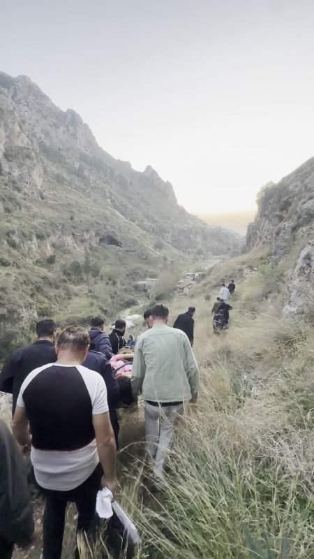 Yürüyüş esnasında kayalıklardan düşen şahıs yaralandı