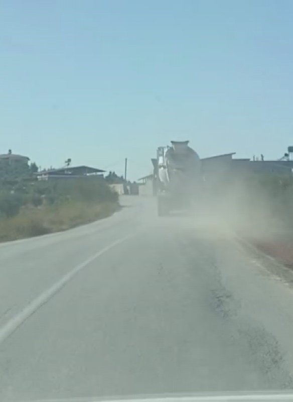 Tek şeritli yoldaki hızıyla Pes dedirten mikser sürücüsü kamerada