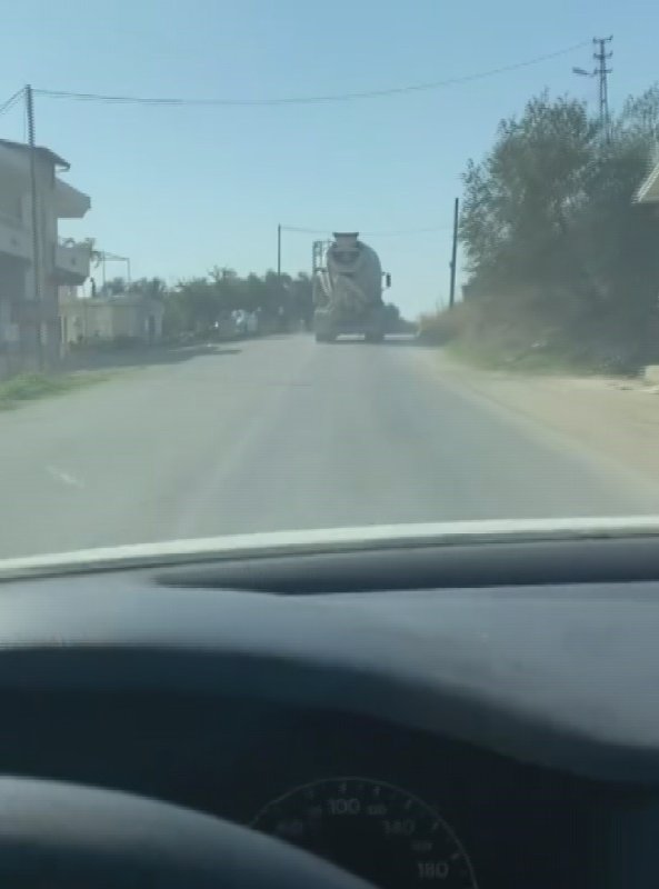 Tek şeritli yoldaki hızıyla Pes dedirten mikser sürücüsü kamerada