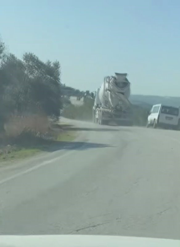 Tek şeritli yoldaki hızıyla Pes dedirten mikser sürücüsü kamerada