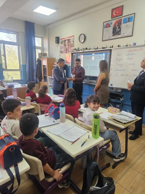 Takdir toplayan davranış: Hediye kabul etmeyen öğretmenlerinin adına tekerlekli sandalye desteğinde bulundular (Fotoğraflı) Ogün Aslan - Esma Kural HATAY (İHA) - Hatay'da örnek bir davranışa imza atan veliler, hediye kabul etmeyen öğretmenlerinin adına ihtiyaç sahibi bir vatandaşa tekerlekli sandalye desteğinde bulundular. Dörtyol ilçesinde bulunan İlk Kurşun İlkokulu 3-C sınıfı velileri ve sınıf annesi Berika Arı, 24 Kasım Öğretmenler Günü'nde örnek bir davranışa imza attı. Aileler, hediye kabul etmeyen sınıf öğretmeni İlyas Coşkun adına ihtiyaç sahibi bir vatandaşa tekerlekli sandalye desteğinde bulundu. Yürekleri ısıtan davranış ailelere ve öğretmen Coşkun'a duygusal anlar yaşattı. Dörtyol Belediye Başkanı Bahadır Amaç da gerçekleştirilen bu iyilik hareketine kayıtsız kalmayarak, İlk Kurşun İlkokulu 3-C sınıfını ziyaret ederek sınıf annesi Berika Arı'ya, öğretmen İlyas Coşkun'a ve öğrencilere teşekkür etti. Amaç, sosyal dayanışmanın önemine vurgu yaparak yapılan bağışın toplumda örnek teşkil ettiğini ifade etti. Öğretmenler Günü'nde gerçekleştirilen bu sosyal sorumluluk çalışması, ilçe genelinde takdir topladı.