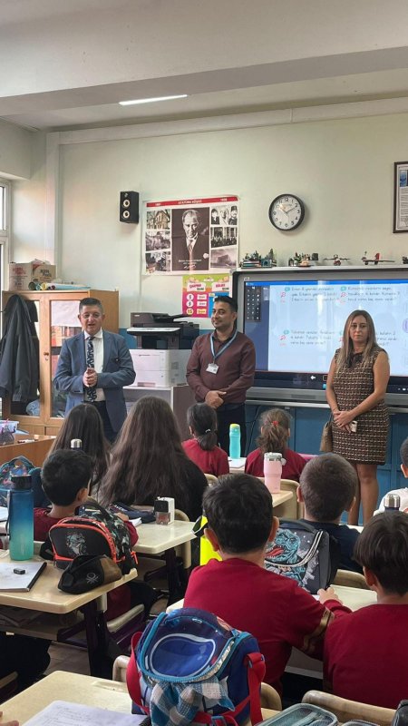 Takdir toplayan davranış: Hediye kabul etmeyen öğretmenlerinin adına tekerlekli sandalye desteğinde bulundular (Fotoğraflı) Ogün Aslan - Esma Kural HATAY (İHA) - Hatay'da örnek bir davranışa imza atan veliler, hediye kabul etmeyen öğretmenlerinin adına ihtiyaç sahibi bir vatandaşa tekerlekli sandalye desteğinde bulundular. Dörtyol ilçesinde bulunan İlk Kurşun İlkokulu 3-C sınıfı velileri ve sınıf annesi Berika Arı, 24 Kasım Öğretmenler Günü'nde örnek bir davranışa imza attı. Aileler, hediye kabul etmeyen sınıf öğretmeni İlyas Coşkun adına ihtiyaç sahibi bir vatandaşa tekerlekli sandalye desteğinde bulundu. Yürekleri ısıtan davranış ailelere ve öğretmen Coşkun'a duygusal anlar yaşattı. Dörtyol Belediye Başkanı Bahadır Amaç da gerçekleştirilen bu iyilik hareketine kayıtsız kalmayarak, İlk Kurşun İlkokulu 3-C sınıfını ziyaret ederek sınıf annesi Berika Arı'ya, öğretmen İlyas Coşkun'a ve öğrencilere teşekkür etti. Amaç, sosyal dayanışmanın önemine vurgu yaparak yapılan bağışın toplumda örnek teşkil ettiğini ifade etti. Öğretmenler Günü'nde gerçekleştirilen bu sosyal sorumluluk çalışması, ilçe genelinde takdir topladı.