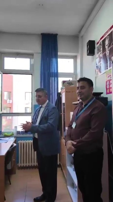 Takdir toplayan davranış: Hediye kabul etmeyen öğretmenlerinin adına tekerlekli sandalye desteğinde bulundular (Fotoğraflı) Ogün Aslan - Esma Kural HATAY (İHA) - Hatay'da örnek bir davranışa imza atan veliler, hediye kabul etmeyen öğretmenlerinin adına ihtiyaç sahibi bir vatandaşa tekerlekli sandalye desteğinde bulundular. Dörtyol ilçesinde bulunan İlk Kurşun İlkokulu 3-C sınıfı velileri ve sınıf annesi Berika Arı, 24 Kasım Öğretmenler Günü'nde örnek bir davranışa imza attı. Aileler, hediye kabul etmeyen sınıf öğretmeni İlyas Coşkun adına ihtiyaç sahibi bir vatandaşa tekerlekli sandalye desteğinde bulundu. Yürekleri ısıtan davranış ailelere ve öğretmen Coşkun'a duygusal anlar yaşattı. Dörtyol Belediye Başkanı Bahadır Amaç da gerçekleştirilen bu iyilik hareketine kayıtsız kalmayarak, İlk Kurşun İlkokulu 3-C sınıfını ziyaret ederek sınıf annesi Berika Arı'ya, öğretmen İlyas Coşkun'a ve öğrencilere teşekkür etti. Amaç, sosyal dayanışmanın önemine vurgu yaparak yapılan bağışın toplumda örnek teşkil ettiğini ifade etti. Öğretmenler Günü'nde gerçekleştirilen bu sosyal sorumluluk çalışması, ilçe genelinde takdir topladı.