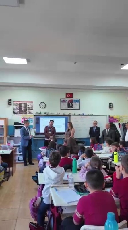 Takdir toplayan davranış: Hediye kabul etmeyen öğretmenlerinin adına tekerlekli sandalye desteğinde bulundular (Fotoğraflı) Ogün Aslan - Esma Kural HATAY (İHA) - Hatay'da örnek bir davranışa imza atan veliler, hediye kabul etmeyen öğretmenlerinin adına ihtiyaç sahibi bir vatandaşa tekerlekli sandalye desteğinde bulundular. Dörtyol ilçesinde bulunan İlk Kurşun İlkokulu 3-C sınıfı velileri ve sınıf annesi Berika Arı, 24 Kasım Öğretmenler Günü'nde örnek bir davranışa imza attı. Aileler, hediye kabul etmeyen sınıf öğretmeni İlyas Coşkun adına ihtiyaç sahibi bir vatandaşa tekerlekli sandalye desteğinde bulundu. Yürekleri ısıtan davranış ailelere ve öğretmen Coşkun'a duygusal anlar yaşattı. Dörtyol Belediye Başkanı Bahadır Amaç da gerçekleştirilen bu iyilik hareketine kayıtsız kalmayarak, İlk Kurşun İlkokulu 3-C sınıfını ziyaret ederek sınıf annesi Berika Arı'ya, öğretmen İlyas Coşkun'a ve öğrencilere teşekkür etti. Amaç, sosyal dayanışmanın önemine vurgu yaparak yapılan bağışın toplumda örnek teşkil ettiğini ifade etti. Öğretmenler Günü'nde gerçekleştirilen bu sosyal sorumluluk çalışması, ilçe genelinde takdir topladı.