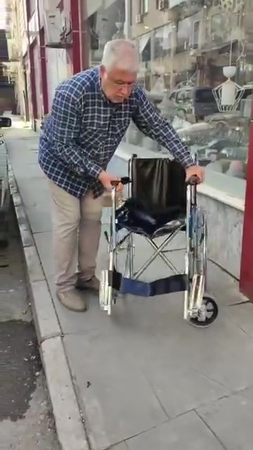 Takdir toplayan davranış: Hediye kabul etmeyen öğretmenlerinin adına tekerlekli sandalye desteğinde bulundular (Fotoğraflı) Ogün Aslan - Esma Kural HATAY (İHA) - Hatay'da örnek bir davranışa imza atan veliler, hediye kabul etmeyen öğretmenlerinin adına ihtiyaç sahibi bir vatandaşa tekerlekli sandalye desteğinde bulundular. Dörtyol ilçesinde bulunan İlk Kurşun İlkokulu 3-C sınıfı velileri ve sınıf annesi Berika Arı, 24 Kasım Öğretmenler Günü'nde örnek bir davranışa imza attı. Aileler, hediye kabul etmeyen sınıf öğretmeni İlyas Coşkun adına ihtiyaç sahibi bir vatandaşa tekerlekli sandalye desteğinde bulundu. Yürekleri ısıtan davranış ailelere ve öğretmen Coşkun'a duygusal anlar yaşattı. Dörtyol Belediye Başkanı Bahadır Amaç da gerçekleştirilen bu iyilik hareketine kayıtsız kalmayarak, İlk Kurşun İlkokulu 3-C sınıfını ziyaret ederek sınıf annesi Berika Arı'ya, öğretmen İlyas Coşkun'a ve öğrencilere teşekkür etti. Amaç, sosyal dayanışmanın önemine vurgu yaparak yapılan bağışın toplumda örnek teşkil ettiğini ifade etti. Öğretmenler Günü'nde gerçekleştirilen bu sosyal sorumluluk çalışması, ilçe genelinde takdir topladı.