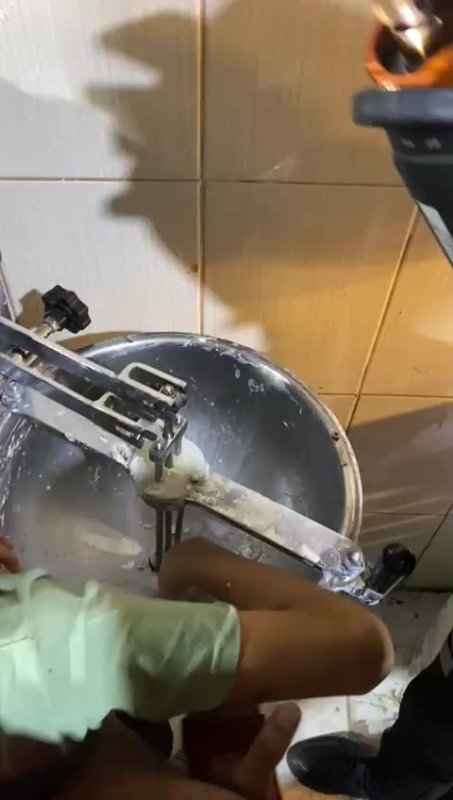 Hamur karıştırma makinesine elini sıkıştıran çocuğu itfaiye kurtardı