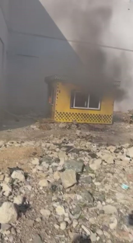 Alevlere teslim olan taksi kulübesinden geriye hurda yığını kaldı (Fotoğraflı - Görüntülü) Ramazan İlın HATAY (İHA) - Hatay’da alevlere teslim olarak yanan taksi kulübesi yanarak kullanılmaz hale geldi. Yangın, Antakya ilçesi Haraparası Mahallesi’nde yaşandı. Mahallede bulunan taksi kulübesinde yangın çıktı. Alevlere teslim olan kulübenin yandığını gören vatandaşlar durumu 112 Acil Çağrı Merkezi’ne bildirilmesi üzerine olay yerine itfaiye ekipleri sevk edildi. Kısa sürede bölgeye gelen Hatay Büyükşehir Belediyesine bağlı itfaiye ekipleri, yangına müdahale ederek söndürdü. Çıkan yangından dolayı taksi kulübesinden geriye hurda yığını kaldı.