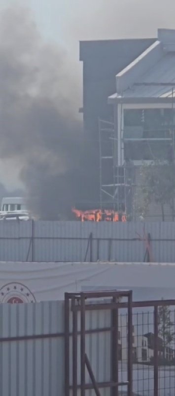 Alevlere teslim olan taksi kulübesinden geriye hurda yığını kaldı (Fotoğraflı - Görüntülü) Ramazan İlın HATAY (İHA) - Hatay’da alevlere teslim olarak yanan taksi kulübesi yanarak kullanılmaz hale geldi. Yangın, Antakya ilçesi Haraparası Mahallesi’nde yaşandı. Mahallede bulunan taksi kulübesinde yangın çıktı. Alevlere teslim olan kulübenin yandığını gören vatandaşlar durumu 112 Acil Çağrı Merkezi’ne bildirilmesi üzerine olay yerine itfaiye ekipleri sevk edildi. Kısa sürede bölgeye gelen Hatay Büyükşehir Belediyesine bağlı itfaiye ekipleri, yangına müdahale ederek söndürdü. Çıkan yangından dolayı taksi kulübesinden geriye hurda yığını kaldı.