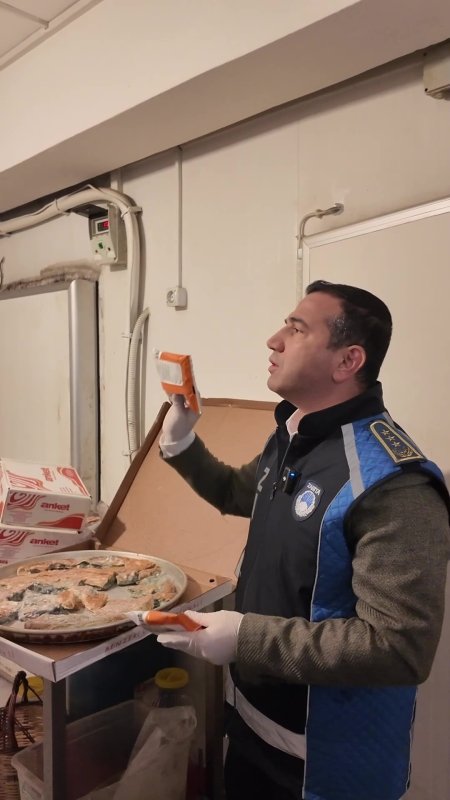 Zabıtanın denetimde son kullanma tarihi 3 yıl geçmiş ürün bulduğu işletme kendini "Bu iade ürün, ben bunları hiç kullanmadım" diyerek savundu