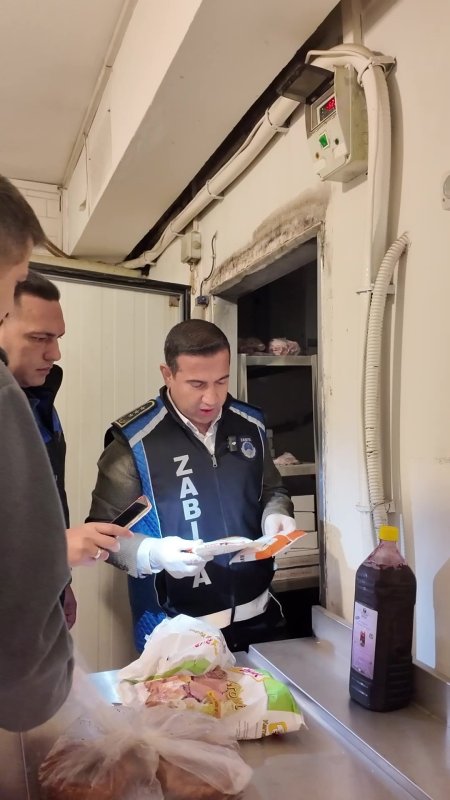 Zabıtanın denetimde son kullanma tarihi 3 yıl geçmiş ürün bulduğu işletme kendini "Bu iade ürün, ben bunları hiç kullanmadım" diyerek savundu